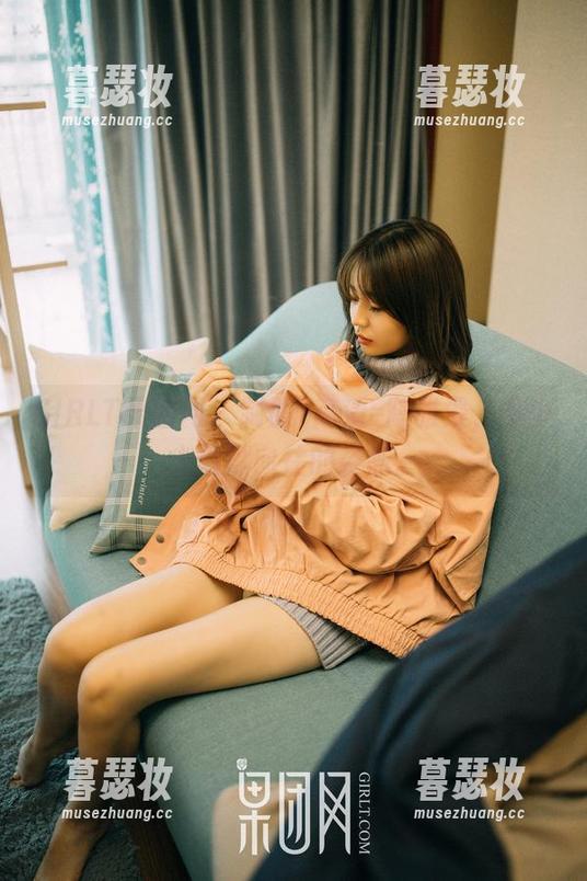 GIRLT果团网 - 制服+高清=陈雅漫，多少人默默向往的姿态。