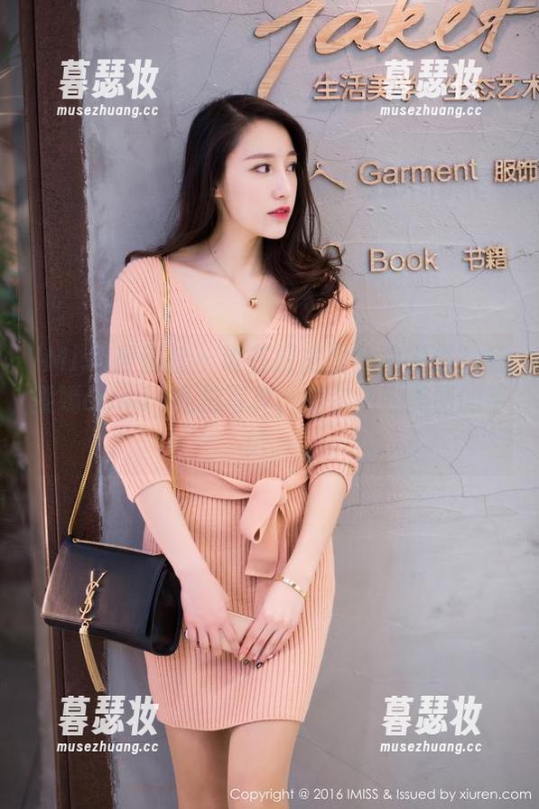 IMiss爱蜜社 - 谁在厨房里静静发光？杨紫嫣candy私拍写真，偶尔一撇美丽的手势。