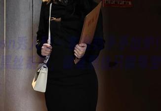 Xiuren秀人网 - 套图热乎乎出炉！伊思思黑丝系列，谁说黑丝只能单穿？