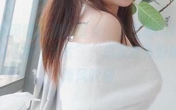 依依超级懒的海边图集：分享她OUTFIT后面的“场外大片”，总是意外好玩儿的海风吹碰