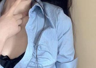 白睡衣里倦倦喵的样子，私拍照片里恰好是“随意而美好”的那个定义。