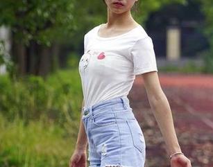 初夏女神 - 双双的写真集：差点不记得自己的小心思，被她的眼神锁住！