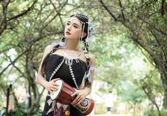 微密圈 - “古阿扎”在写真集中秀出的美足，真是一种挑战，撩拨着你的想象力。