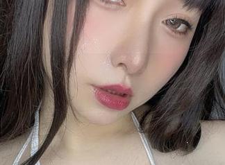 小泉学姐吖成功在最新照片里混入风纪委员的逗趣日常！