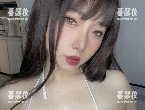 小泉学姐吖成功在最新照片里混入风纪委员的逗趣日常！