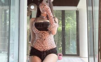 微密圈 - 美女小玉吃果冻私拍：高跟鞋秀场，走得稳不稳？