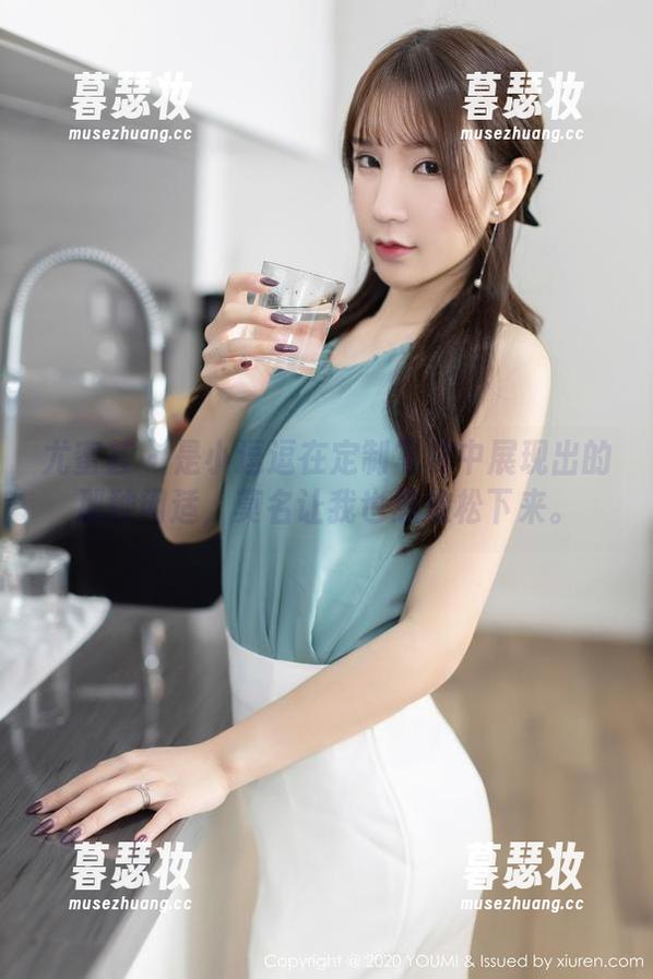 尤蜜荟-是小逗逗 尤蜜荟 - 是小逗逗在定制写真中展现出的那种闲适,莫名让我也想放松下来。
