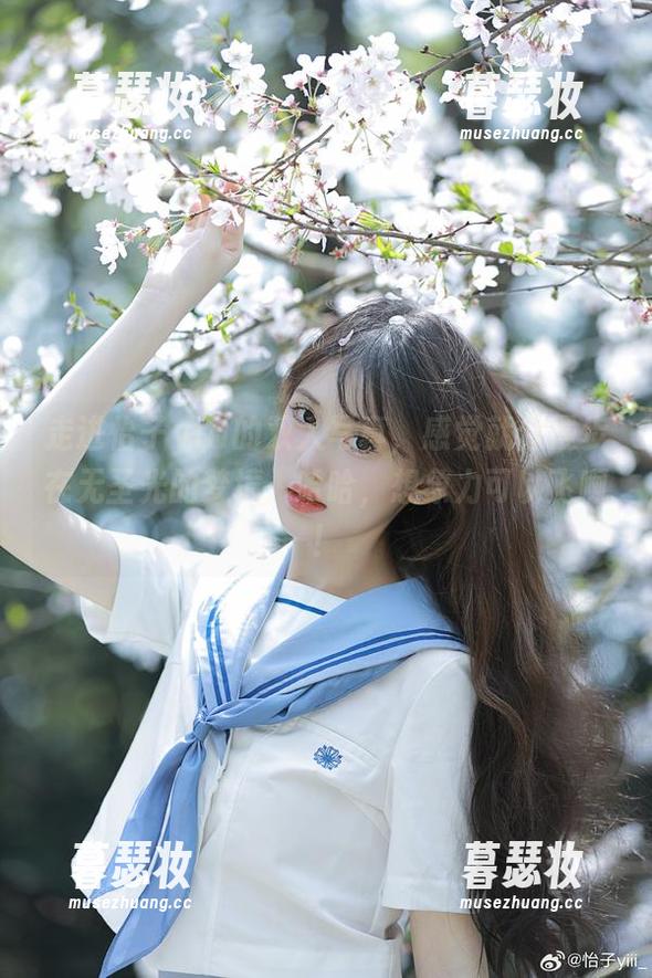 怡子yiii 走进怡子yiii的双人写真,感觉就像漫步在无圣光的梦境,哈哈,想象力可以飞啊!