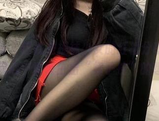 微密圈 - 这就是提袜少女的红裙分享，保证让你心中悄悄生出“裙子控”的想法！