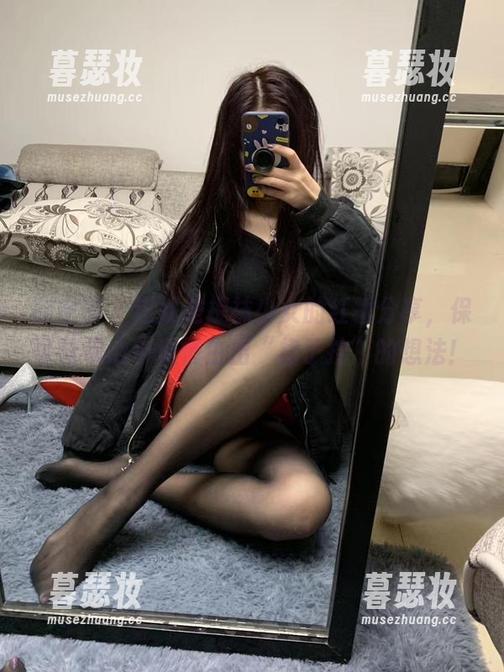 微密圈 - 这就是提袜少女的红裙分享，保证让你心中悄悄生出“裙子控”的想法！