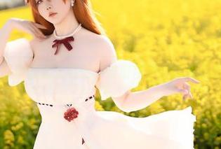 作品中的星之迟迟，浸泡在浴缸的水波里。