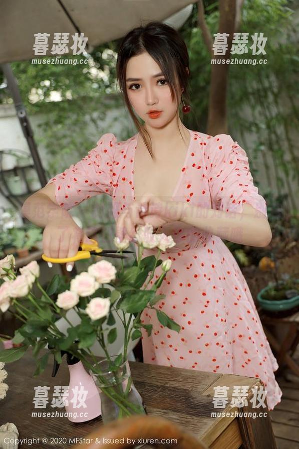 模范学院-诗诗kiki 模范学院 - 制服与诗诗kiki的对话,别忘了将这些壁纸收入你的收藏哦