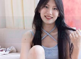 物恋传媒 - 黑色又来衬托婷婷，更新中突出的优雅和小小顽皮。