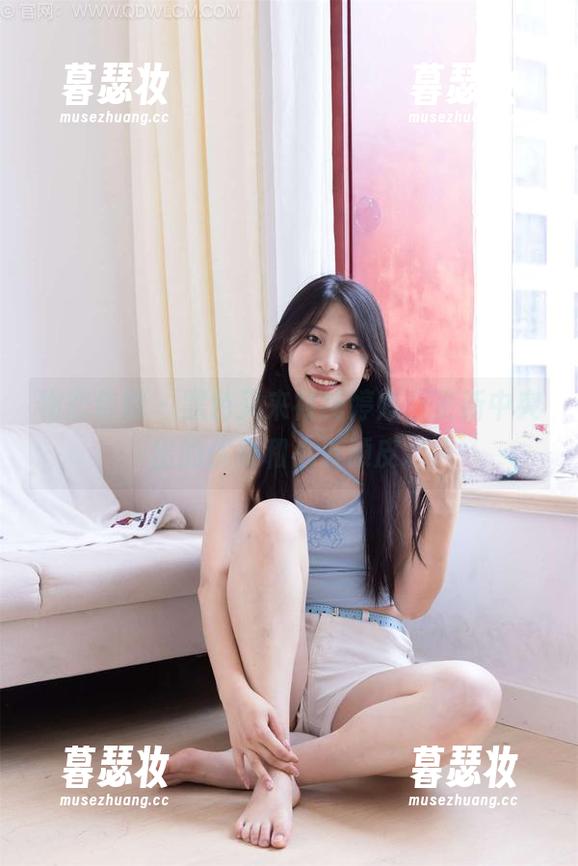 物恋传媒-婷婷 物恋传媒 - 黑色又来衬托婷婷,更新中突出的优雅和小小顽皮。