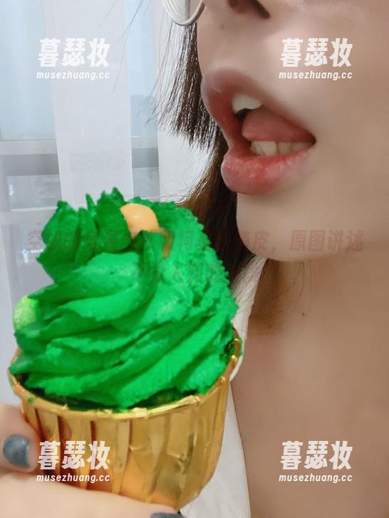 空姐的身姿与秋和柯基的俏皮，原图讲述不为人知的片段