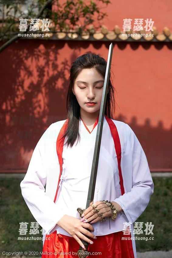 蜜桃社-杏子 蜜桃社 - 图包里的杏子美脚,给人的感觉有种“随时都能开始走红毯”的自信。