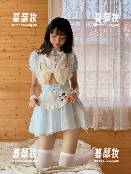 能停下脚步来看最新西瓜少女的蕾丝套图吗？她无意间散发的气质，着实摩擦了我的审美。