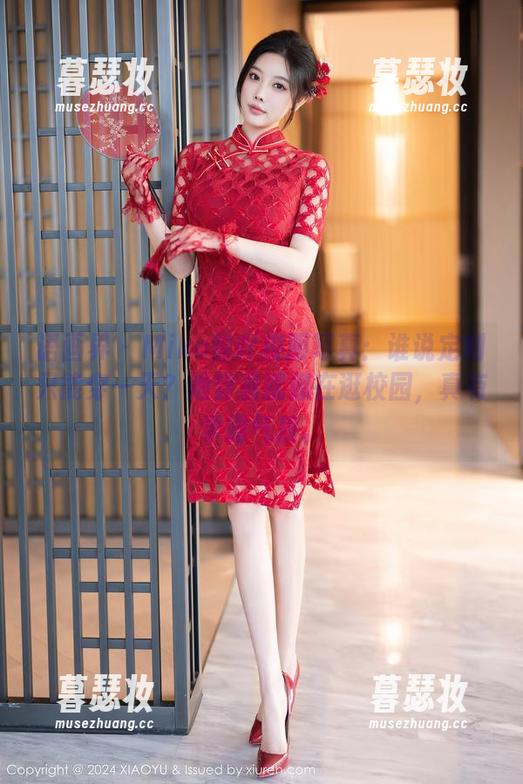 语画界-Miko酱吖 语画界 - Miko酱吖校服写真:谁说定制只能穿一天?她穿着就像在逛校园,真有学霸气质。