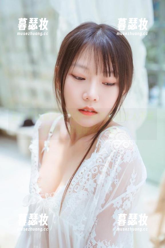 看香草喵露露穿礼服，高清画质让人不禁想问：这裙子有多重？