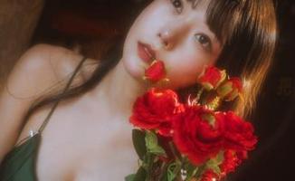 西装与丝袜的双重挑战，下载香草喵露露的全集，把目光锁定！
