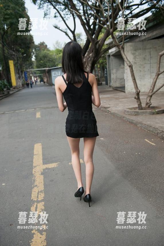 直击魔镜街拍，定制白色制服美女，图片简直像是在抛媚眼！