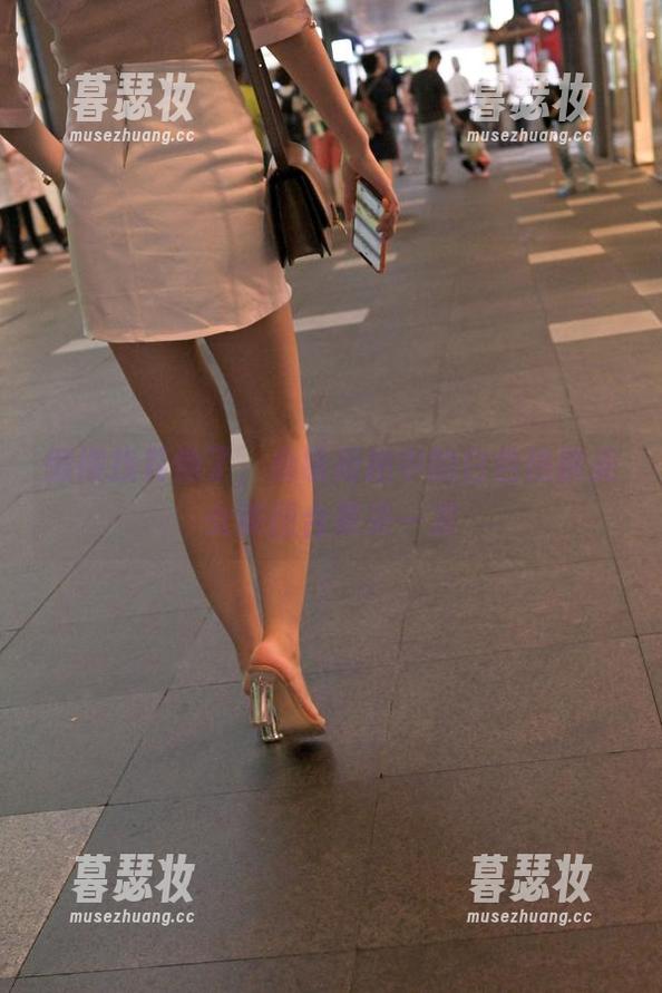 懒得找其他了，魔镜街拍中的白色热裤美女美图合集来一发
