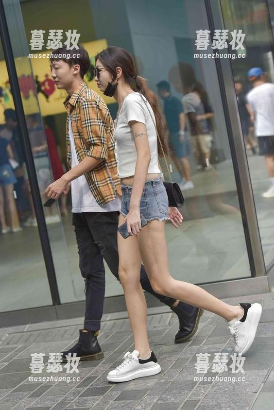 魔镜街拍合集：白丝吊带袜美女，让我直呼“这一幕太好看了吧！”