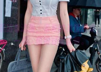 魔镜街拍看这里，紧致的美臀图集，难得一见，值得仔细品味。