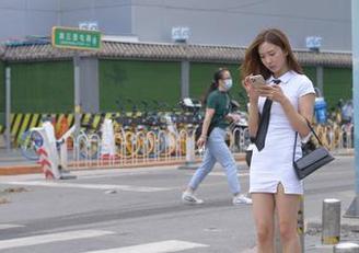 魔镜街拍图集探讨：姐妹花的街拍，深藏着一种无形的羡慕。